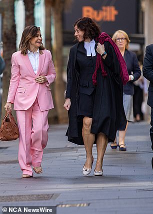 День 14: Уилкинсон и ее адвокат Сью Крисанту С.К. в туфлях Ferragamo из кости прибывают в суд.