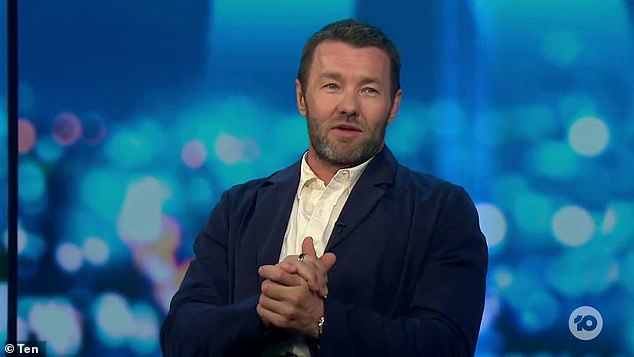 Австралийский актер появился на The Sunday Project в эти выходные, когда он сказал, что он и весь актерский состав его последнего фильма «Мальчики в лодке», режиссером которого был Клуни, заразились болезнью на вечеринке, которую он назвал «чашкой Петри».