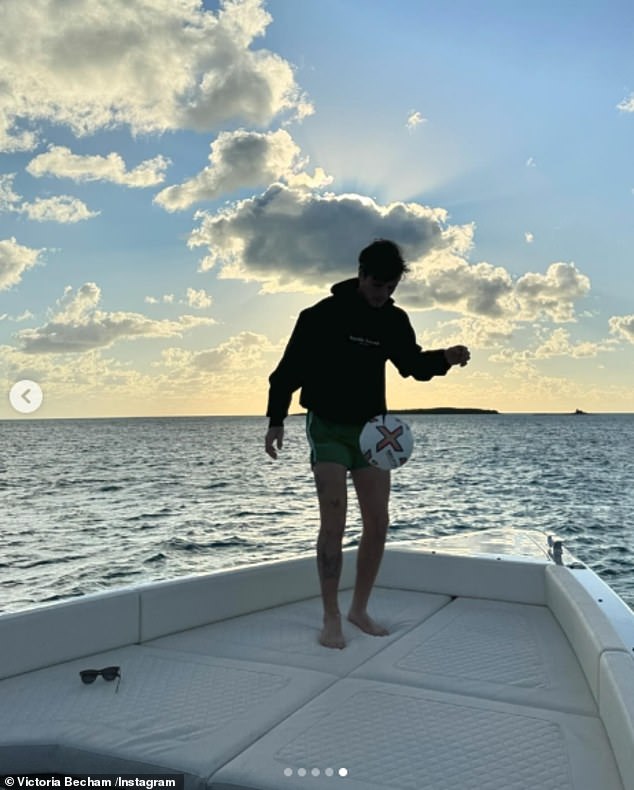Поп-звезда, ставшая модельером, поделилась в Instagram потрясающим видео, показывающим монтаж семейных выходок группы.