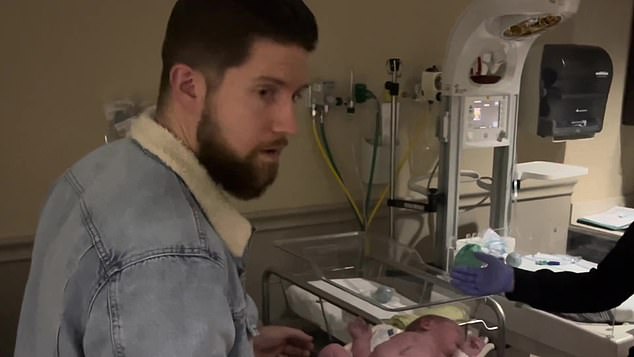 Папа Бен отнес новорожденного на весы, где его вес составил целых девять фунтов 14 унций.