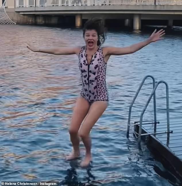 Хелена, похоже, не почувствовала холода, когда бросилась в ледяную воду.