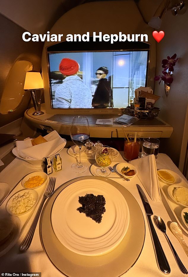 Рита зашла в Instagram, чтобы продемонстрировать свою роскошную жизнь, наслаждаясь вкусной икрой, наблюдая за культовой Одри Хепберн из своей каюты первого класса в небе.