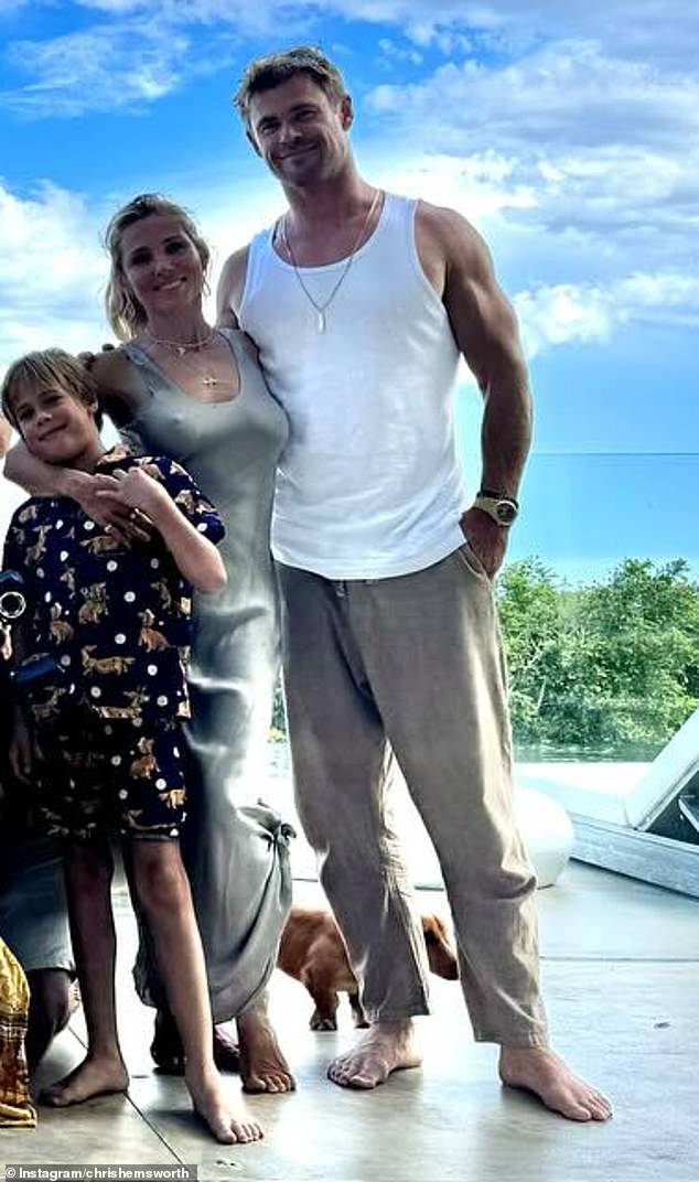 Источник, близкий к паре, рассказал журналу In Touch, что, несмотря на то, что они поддерживали единый фронт ради своей семьи и вместе проводили Рождество, дуэт в течение некоторого времени отдалялся друг от друга.
