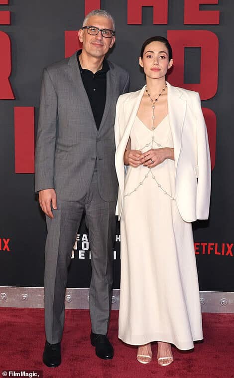 Идеальное совпадение: во время посещения премьеры фильма Netflix «Оставь мир позади», режиссером и продюсером которого была Эсмаил, влюбленные выглядели на каждый дюйм влюбленной парой, когда они прибыли в Парижский театр в Нью-Йорке.