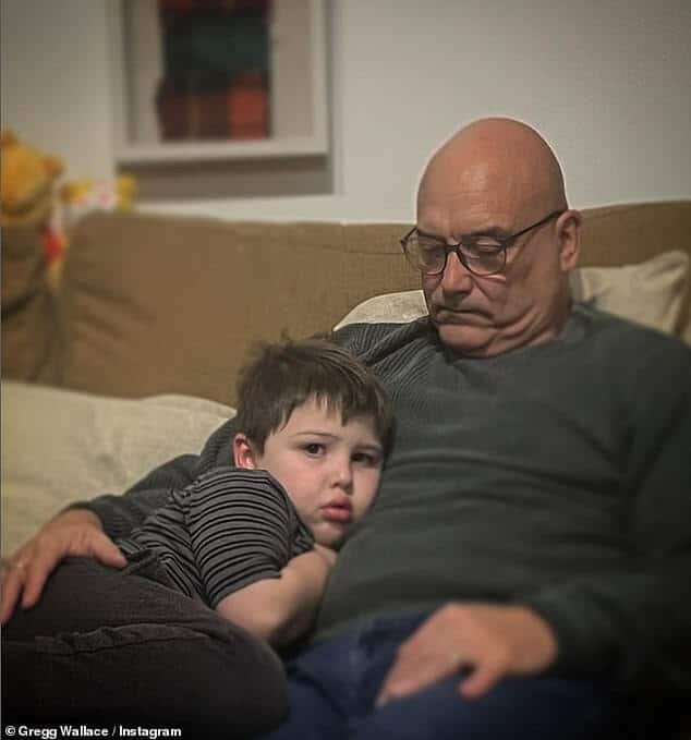 Грегг Уоллес поделился фотографией своего четырехлетнего сына Сида, наслаждающегося объятиями отца.  «Я и мой маленький мальчик Сид», — с любовью подписала пост звезда.