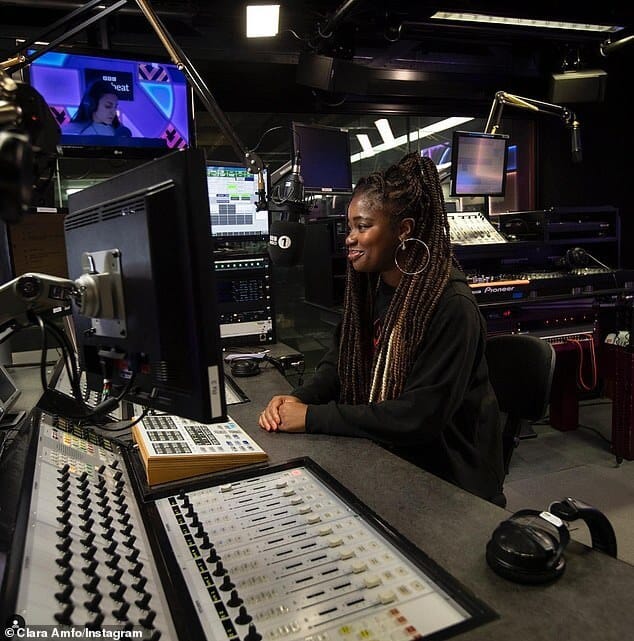 Клара Амфо уволилась с работы ведущей программы Future Sounds на BBC Radio 1.