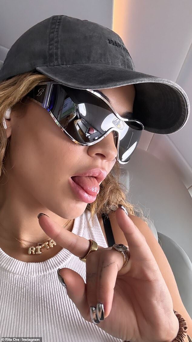 33-летняя Рита Ора продемонстрировала свой чрезвычайно богатый образ жизни, вылетая рейсом первого класса в неизвестном направлении в среду.