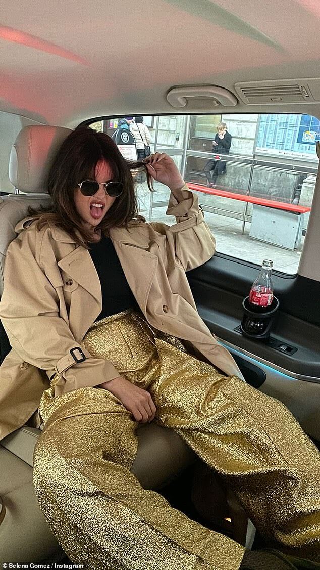 В пятницу Селена Гомес зашла в свой Instagram, чтобы поделиться множеством забавных снимков, вспоминая «моменты времени» накануне кануна Нового года.