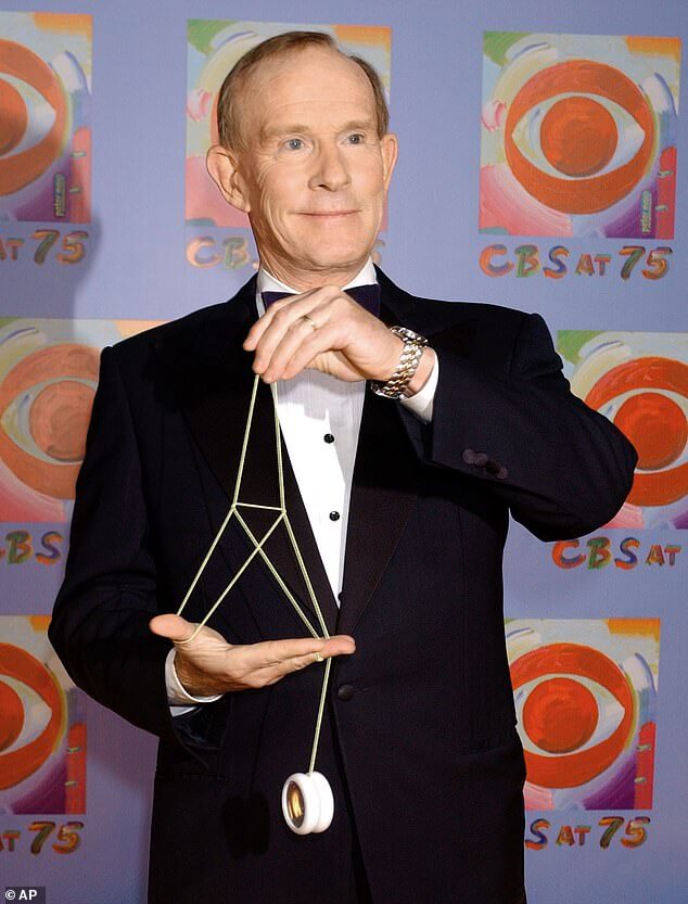 Том Смозерс, член культового комедийного дуэта Smothers Brothers, скончался в возрасте 86 лет после борьбы с раком;  на фото он в ноябре 2003 года