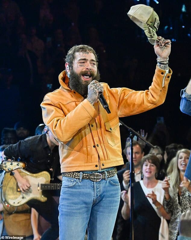 На прошлой неделе Post Malone угостил свое окружение предконцертной трансляцией в ресторане Nando's в Мельбурне.  На фото на 57-й ежегодной церемонии вручения наград CMA Awards 2023 в Нэшвилле, штат Теннесси.