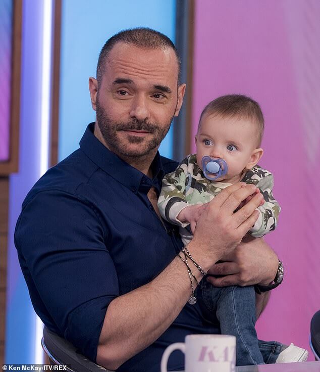 Бывший актер EastEnders Майкл Греко рассказал, что ждет второго ребенка от своей партнерши Хелен Харрис (на фото с их первенцем Джанлукой)