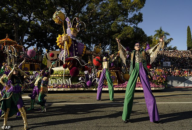 Танцоры выступают рядом с платформой Explore Louisiana.