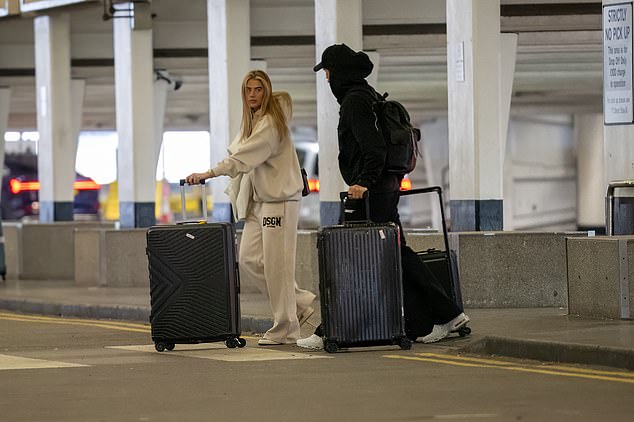 В 2021 году ее также ненадолго связали с ди-джеем Томом Занетти, но она поспешила опровергнуть обвинения, настаивая: «Мы снимались вместе, но мы просто хорошие друзья!»