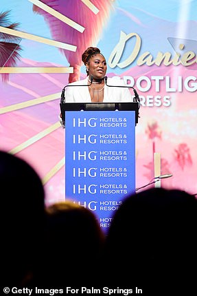 Даниэль Брукс была отмечена наградой Spotlight Award за завораживающее выступление в фильме «Пурпурный цвет».
