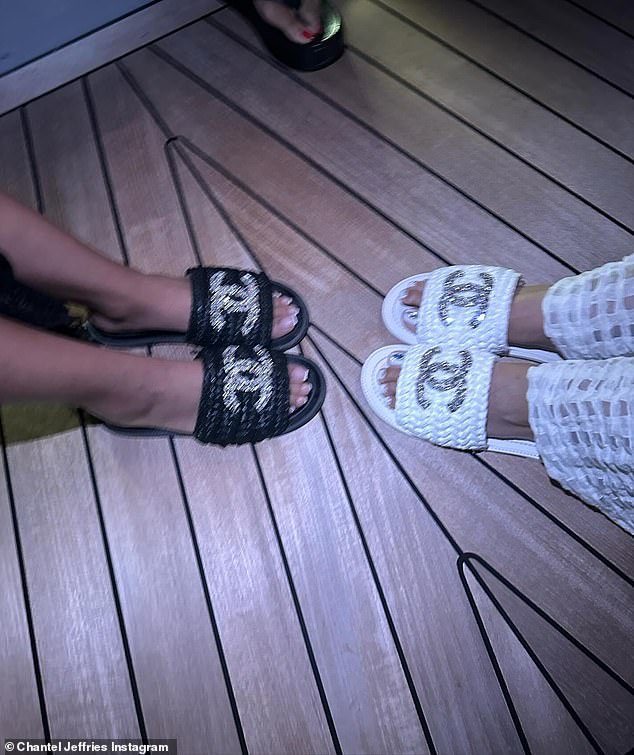 На другой фотографии показаны одинаковые шлепанцы Chanel, которые носили она и ее подруга.  На логотипе была изображена одна женщина в черных шлепанцах и одна в белых.