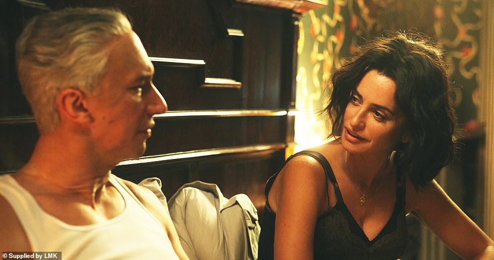 Круз и Адам Драйвер в биографическом фильме Майкла Манна «Феррари».  Лора Феррари, персонаж Круза в биографическом фильме, разворачивается после смерти ее единственного ребенка, становясь отшельницей, которую обвиняют в том, что она «сходит с ума».