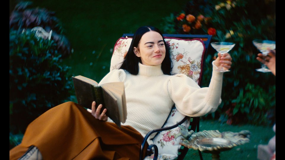 Эмма в сериале «Бедные дела».  В синопсисе говорится: «Возвращенная к жизни неортодоксальным ученым, молодая женщина убегает с адвокатом в ураганное приключение через континенты.  Свободная от предрассудков своего времени, она становится твердой в своем стремлении отстаивать равенство и освобождение».