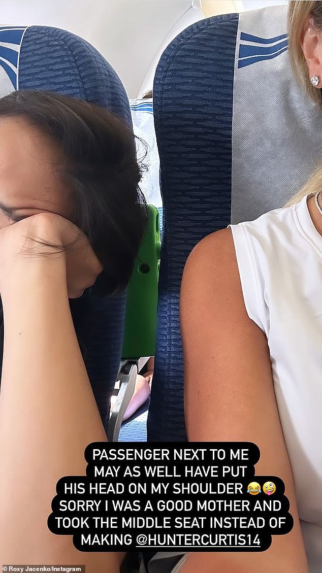 43-летняя королева пиара поделилась фотографией человека, сидящего у окна рядом со средним сиденьем Рокси, схватившегося за подлокотник и наклонившего голову в личное пространство Рокси.  Блондинка-бомба не стала смягчать слова, рассказывая, что она думает о таком поведении.