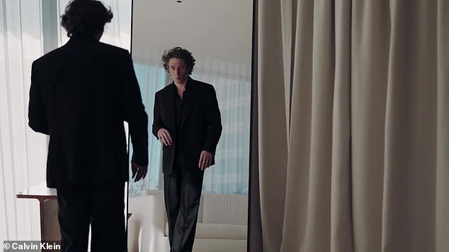 Calvin Klein опубликовал видео, на котором Уайт появляется на церемонии вручения премии «Золотой глобус» перед церемонией награждения.