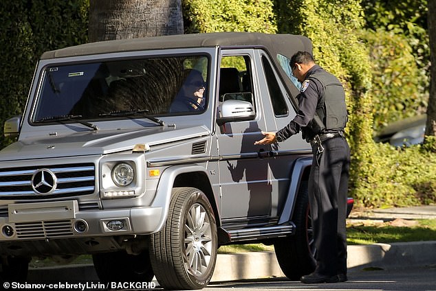 Основателя 818 Tequila можно было увидеть на водительском сиденье кабриолета Mercedes-Benz G500 на фотографиях, полученных TMZ.