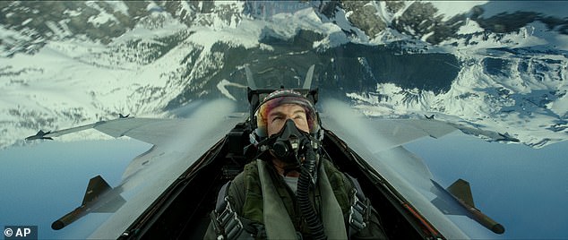 Paramount надеется воссоединить Круза с коллегами по фильму Майлзом Теллером и Гленом Пауэллом.  Соавтор сценария «Маверика» Эрен Крюгер пишет сценарий, и ожидается, что к фильму вернется режиссер Джозеф Косински;  кадр из фильма «Лучший стрелок: Маверик»