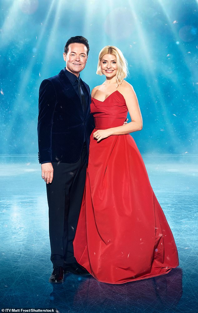 Ведущая вернется на экран после двухмесячного перерыва в воскресенье на шоу, посвященном запуску соревнований по фигурному катанию ITV, вместе со своим новым соведущим Стивеном Малхерн.