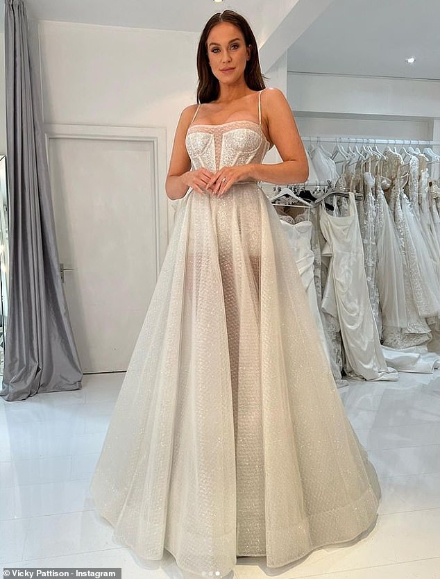 Признавшись, что она «понятия не имела», какой стиль платья она хочет, Вики рассказала, что в этот важный день она наденет более одного дизайна.