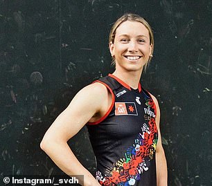 33-летняя мама-блогерша закрутила роман с 23-летней звездой AFLW в декабре 2022 года, но с тех пор они отписались друг от друга в Instagram.