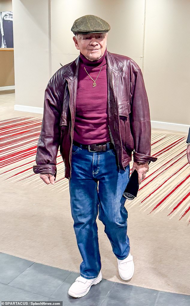 Это произошло после того, как сэр Дэвид посетил съезд Only Fools And Horses в начале этого месяца в отеле Hilton в Милтон-Кинсе - после недавней операции на бедре.