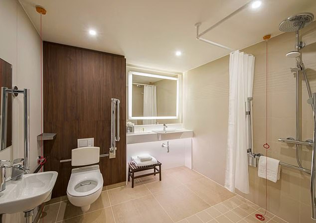 На снимке: ванная комната в отеле Courtyard by Marriot в аэропорту Инвернесса.  Один гость вспоминал: «В каждом коридоре у всех лифтов стояли охранники, проверяющие, когда люди выходят из номеров».