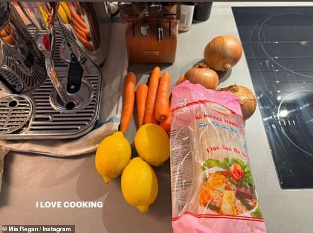 Миа также зашла в свой Instagram, чтобы поделиться своей любовью к кулинарии и дала небольшой обзор рабочей одежды пары.