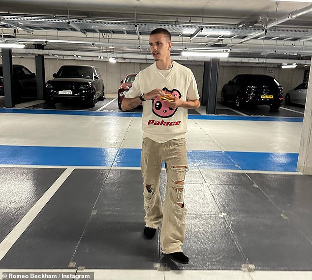 У Ромео, известного своей любовью к автомобилям, не возникнет проблем с парковкой, поскольку он поделился снимком с подземной автостоянки квартиры.