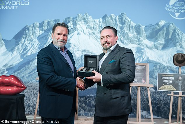 Часы, редкие Audemars Piguet, были выиграны давним другом Арнольда Клеменсом Холлманом, 48 лет, который заплатил за них 293 тысячи долларов, а вырученные средства пошли на инициативу Шварценеггера по борьбе с изменением климата.