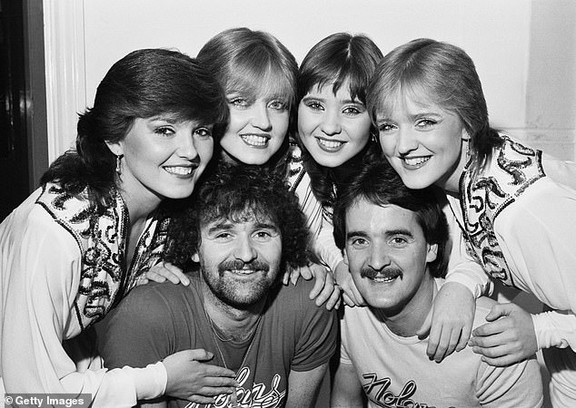 Линда прославилась благодаря выступлению The Nolans со своими сестрами (LR Морин, Линда, Колин и Берни позируют со своими двумя братьями Томми и Брайаном в 1981 году).