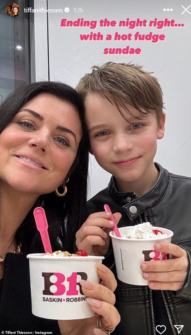 После этого она угостилась мороженым Sundae в Baskin-Robbins.