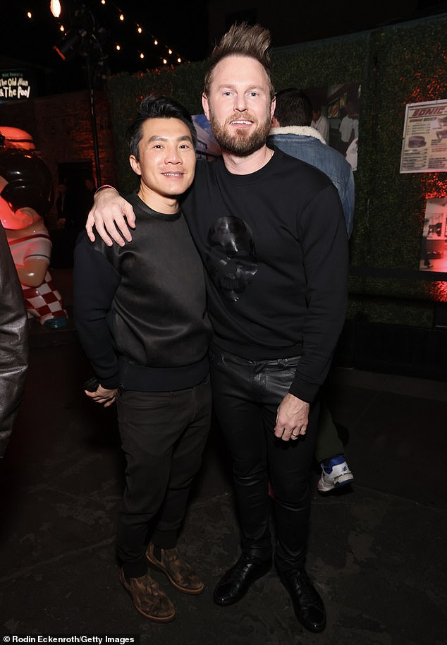 Бывший бездомный подросток теперь делит свое время между своей недвижимостью в Лос-Анджелесе и Португалии со своим 11-летним мужем - челюстно-лицевым хирургом Дьюи До (слева, на фото 1 декабря) - и их любимым мини-лабрадуделем Бимини.