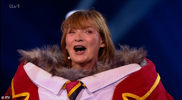 На прошлой неделе Сова была раскрыта как не кто иной, как икона ITV Лоррейн Келли, 64 года, и этот момент ошеломил зрителей и судей, когда телеведущая сняла свою огромную маску под бурные аплодисменты аудитории студии.