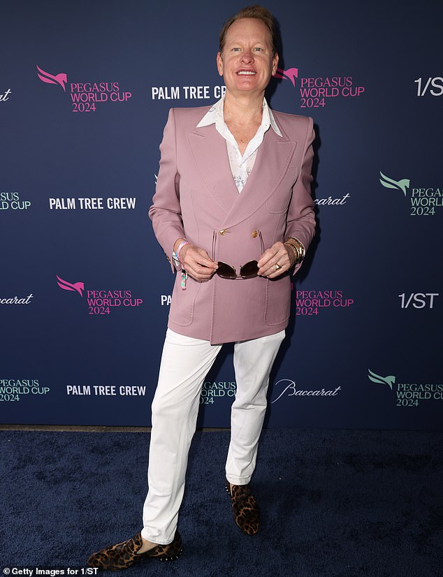 Карсон Крессли из Queer Eye выделялась в приглушенно-розовом пиджаке и ярко-белых брюках.