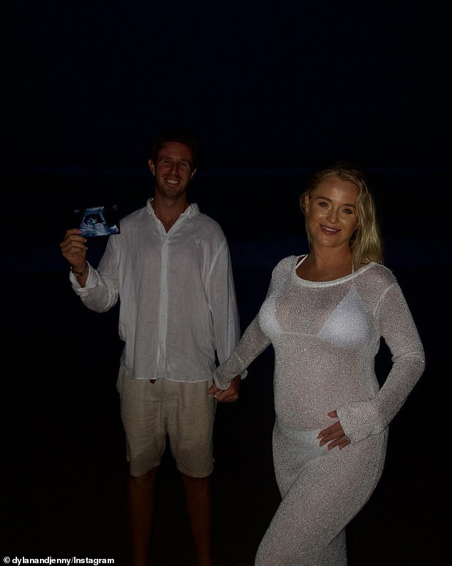 Она выставила напоказ свою растущую шишку на одном снимке