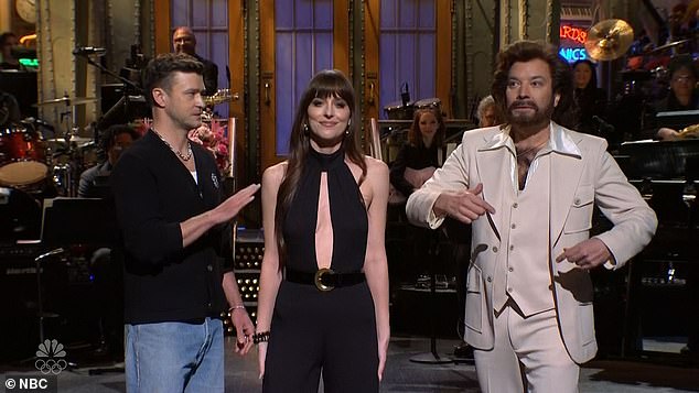 Внезапно на сцене появился бывший актер SNL Джимми Фэллон, заставив толпу аплодировать его неожиданному камео.