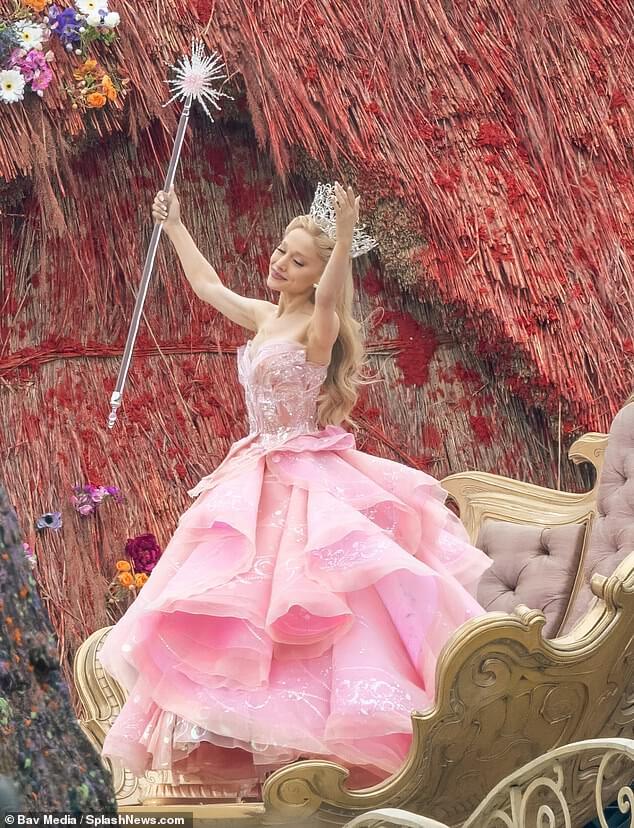 Ариана Гранде поделилась в Instagram в среду эмоциональным постом об окончании съемок сериала Wicked, где она, как сообщается, встретила своего парня Итана Слейтера;  видел в апреле 2023 г.