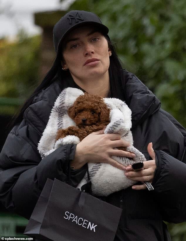 Энни Килнер продемонстрировала свою татуировку в честь своего изменяющего мужа Кайла Уокера, когда во вторник она вышла со своим новым щенком.