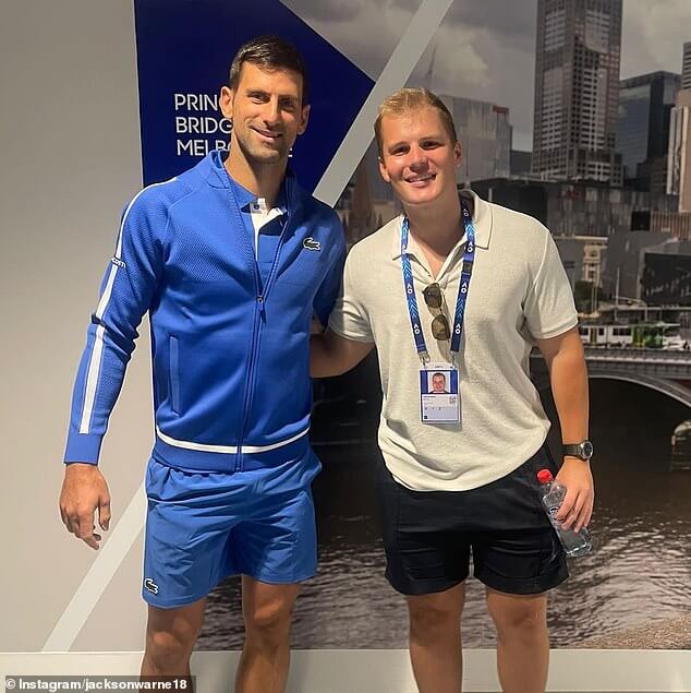 24-летний Джексон Уорн поразил болельщиков на Открытом чемпионате Австралии по теннису в Мельбурне в четверг, когда он вышел на благотворительную акцию.  На снимке: Джексон (справа) с чемпионом по теннису Новаком Джоковичем.