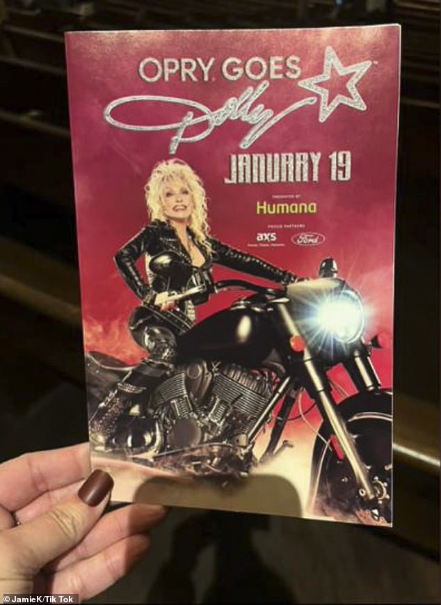 34-летняя певица и дочь Роба Шнайдера выступила в нэшвиллском Grand Ole Opry в Ryman Auditorium в рамках шоу в честь Долли Партон в ее 78-й день рождения, хотя сама легенда кантри не присутствовала.