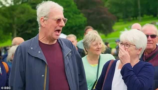 Гости BBC Antiques Roadshow были шокированы, когда обнаружили, что принесенный ими газетный буфет 1969-х годов стоил четырехзначную сумму в воскресном выпуске.