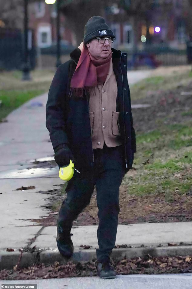 После того, как Кевин был упомянут в 1000-страничном документе, его заметили, когда он гулял со своей собакой недалеко от своего дома в Балтиморе.