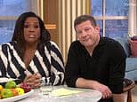 Коллеги Кейт Гарравэй по ITV Элисон Хаммонд и Дермот О'Лири сдерживают слезы, объявляя в прямом эфире о смерти ее мужа Дерека Дрейпера.