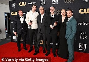 «Наследие» снова покорило всех, выиграв лучший драматический сериал.