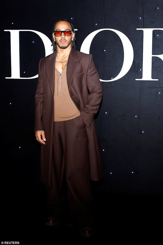 Льюис Хэмилтон продемонстрировал свое уникальное чувство стиля, придя на показ Dior Homme в рамках Недели моды в Париже.