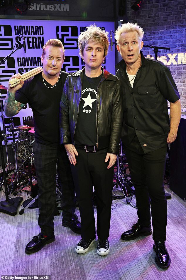 Соучредитель Green Day Майк Дирнт (справа) отреагировал на негативную реакцию по поводу того, что группа изменила текст своего гимна протеста 2004 года American Idiot;  с Тре Кулом и Билли Джо Армстронгом 17 января 2024 года в Нью-Йорке.